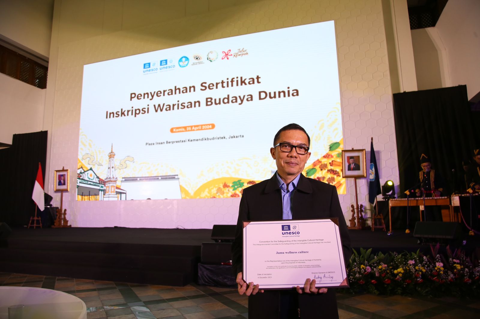 UNESCO Memberikan Sertifikat Inskripsi Warisan Budaya Dunia kepada Indonesia