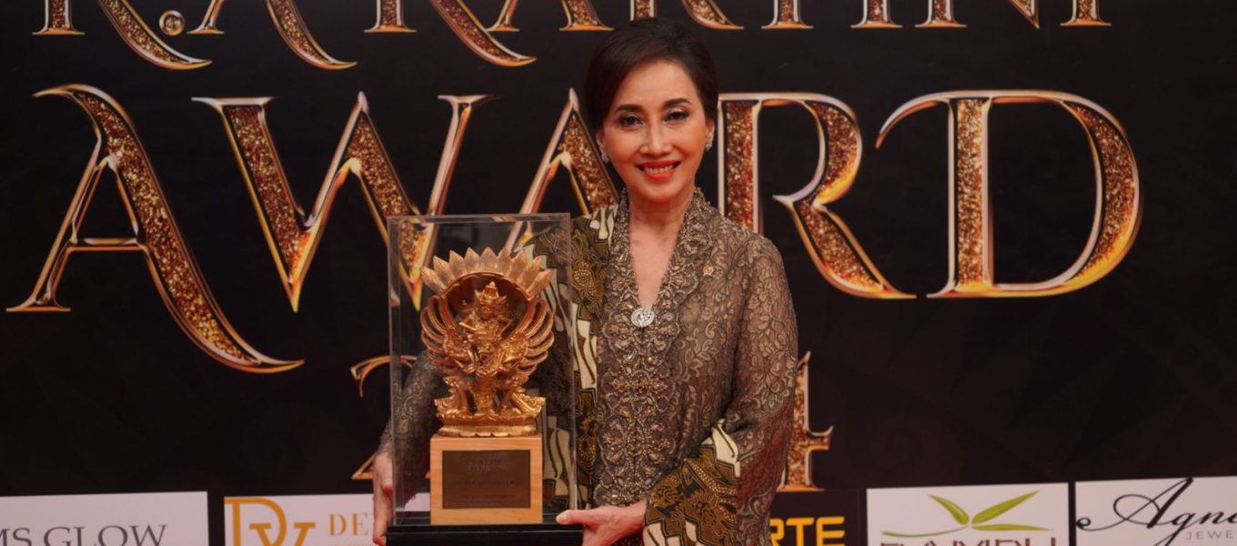 Bu Puteri mewakili Mooryati Soedibyo menerima Lifetime Achievement Award