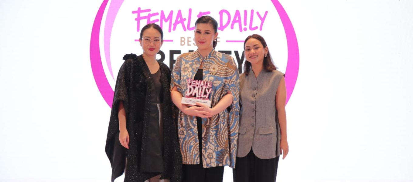 Mustika Ratu menerima penghargaan Beauty Legacy Awards 2024