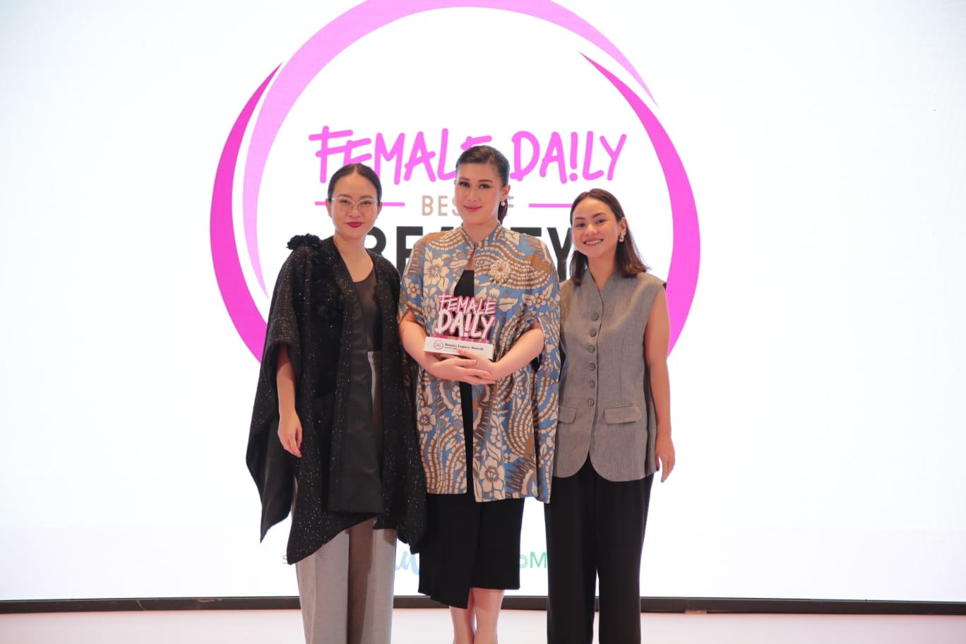 Mustika Ratu menerima penghargaan Beauty Legacy Awards 2024
