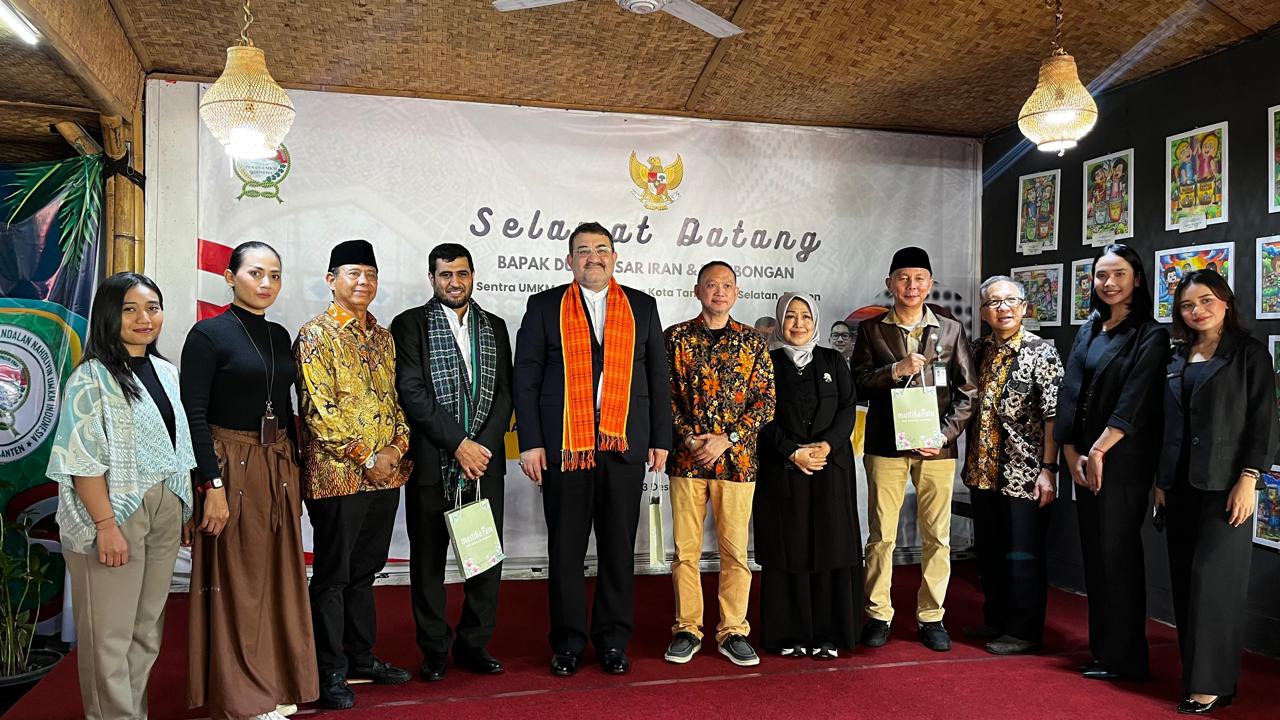 Foto Bersama Mustika Ratu & Duta Besar Iran