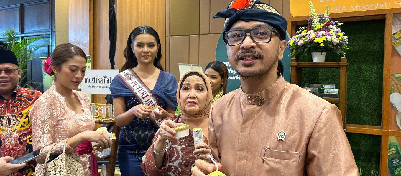 Giring kunjungi booth Mustika Ratu
