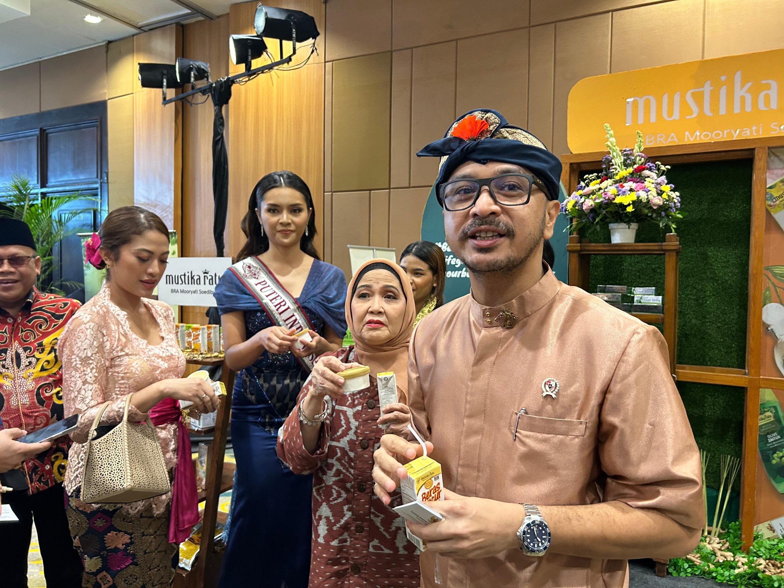 Giring kunjungi booth Mustika Ratu