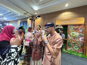 Giring kunjungi booth Mustika Ratu