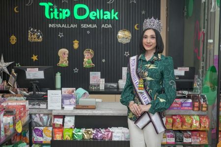 Puteri Indonesia berdiri di depan lini produk Mustika Ratu